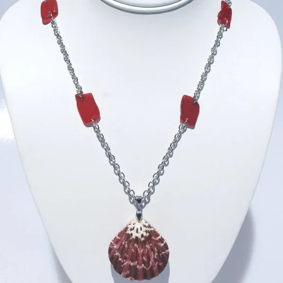 Red Sea Glass set with Pecten Sea Shell - Picture 1 of 6